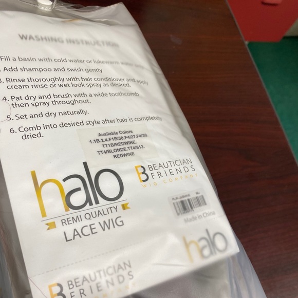 Selling red wig - Picture 2 of 3